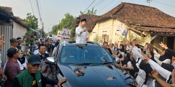 Ribuan Warga Mojoanyar Mojokerto Sambut Paslon Mubarok dengan Dukungan Kemenangan 