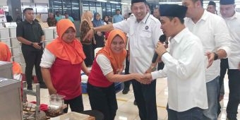 Kunjungi MPS Trowulan, Pasangan Mubarok Disambut Ribuan Karyawan