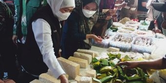 Blusukan ke Pasar, Gubernur Khofifah Pastikan Suplai dan Harga Bahan Pokok Bulan Ramadan Stabil
