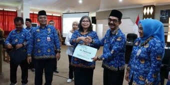 Pj Wali Kota Kediri Serahkan SK Pensiun PNS TMT Februari-Mei 2025