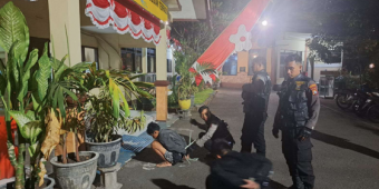 Hendak Bubarkan Balap Liar, Polisi Justru Tangkap Gangster Bersajam di Surabaya