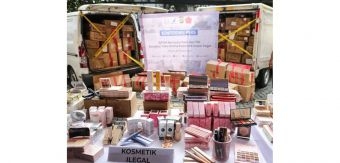 Bea Cukai Surabaya Tahan Miras dan Kosmetik Ilegal di Teluk Lamong