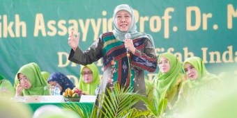 Khofifah Ajak Muslimat NU Jabar Ngaji Tafsir Al-Jailani Bersama Syekh Fadhil