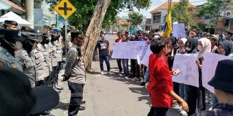 Demo Tolak PPN 12 Persen, Mahasiswa Geruduk DPRD Jombang