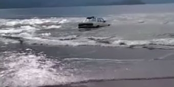 ​Mobil Sedan Ambles dan Terseret Ombak Belasan Meter di Pantai Cengkrong Trenggalek