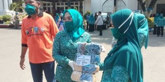 TP PKK Kabupaten Ponorogo Bagikan 100.000 Masker Gratis