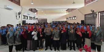 Ketua Fraksi Gerindra DPRD Gresik Beri Hypno Motivation untuk Siswa SMKN 1 di Hari Guru Nasional