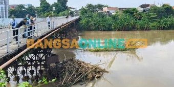 Sampah Mengancam Jembatan Cagar Budaya, Pemkot Kediri Bergerak Bersihkan Pilar