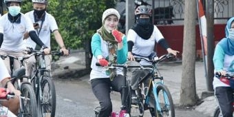 TP PKK Trenggalek Bagi-bagi Masker Sambil Naik Sepeda Onthel