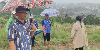 Bantu Penanganan Sampah, Anggota FPKB DPRD Kota Batu Survei Lokasi Proyek Pavingisasi di Pandanrejo