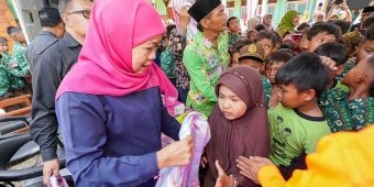 Antusias Siswa Rejoso Sambut Bantuan dari Khofifah Pascabanjir