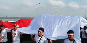 Meriahkan Pelantikan Presiden, Bentangkan Bendera Sepanjang 3.000 Meter di Jembatan Suramadu