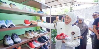Gubernur Jatim Puji Kualitas Sepatu Olahraga Produksi UMKM Mojokerto