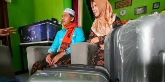 Lanjutkan Amanah Ayah, Gen Z di Blitar ini Berangkat Haji