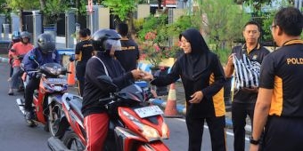 Polres Ngawi Kembali Gelar Jumat Berkah dengan Berbagi Makanan Gratis