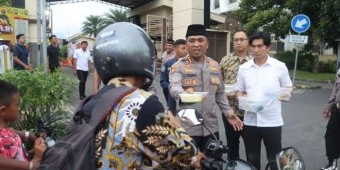 Kapolresta Bagikan Takjil pada Pengendara yang Melintas di Depan Mapolresta Sidoarjo