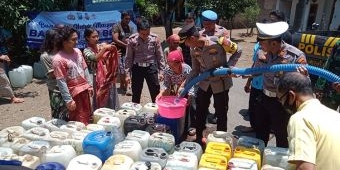 Krisis Kekeringan, Kapolres dan Kasatlantas Polres Pasuruan Bagikan Air Bersih di Dua Desa
