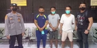 Satresnarkoba Polrestabes Surabaya Tangkap 3 Kurir Narkoba di Jalan Raya Menganti
