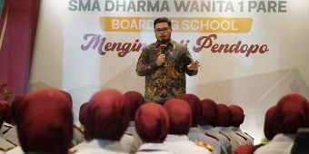 Hardiknas, Bupati Kediri Beri Kado Siswa Boarding School Menginap di Rumah Dinas