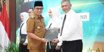 Wali Kota Batu Serahkan SK CPNS dan PPPK Periode I Formasi 2024