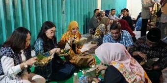 Usai Resmikan Jalan Stasiun, Mbak Wali Rayakan Tahun Baru Sambil Lesehan Makan Pecel Bareng Warga