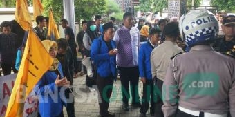 Peringati Hari Pendidikan Nasional, Mahasiswa di Trenggalek Demo Pendopo dan DPRD, Ini Tuntutannya