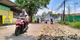 Cegah Kerusakan Kembali, Dinas PU Bina Marga Kabupaten Pasuruan Tinggikan Jalan Gununggangsir