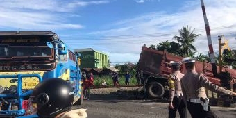 Penjaga Palang Pintu Tertidur, KA Kertanegara Sambar Truk Gandeng di Kota Blitar