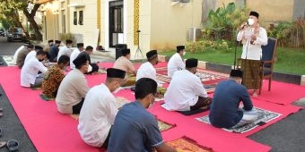 Gelar Salat Idul Adha di Rumah Dinas, Bupati Lamongan Jadi Imam, Ajudan Jadi Khatib