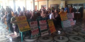 Keluhkan Bau Limbah PT Sais Jaya Abadi, Warga Sumberame Gresik Geruduk Balai Desa