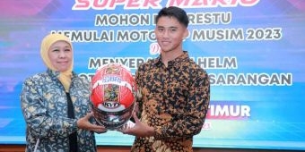 Jelang Musim Moto3 GP 2023, Gubernur Khofifah Terima Helm dari Mario Suryo Aji