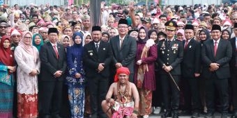 Bupati Gresik Ajak Warga Nyalakan Nyalakan Api Perjuangan saat Peringati Hari Pahlawan 2025