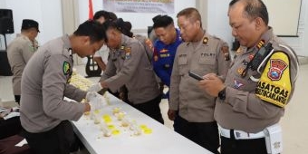 Selain Adakan Tes Urine pada Anggotanya, Kapolres Pamekasan Cek Langsung Kondisi Tahanan di Sel