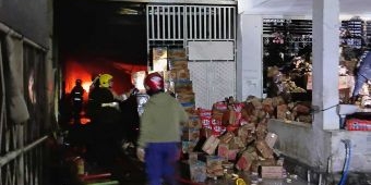 Gudang Kertas di Jalan Dr. Sutomo Kediri Ludes Terbakar