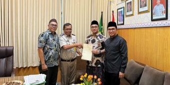 Kantah Kota Pasuruan Serahkan Sertifikat Tanah Wakaf ke PCNU