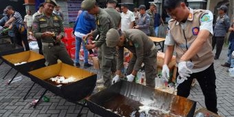 Jelang Nataru 2026, Satpol PP Sidoarjo Musnahkan Ribuan Botol Miras Ilegal Hasil Penindakan