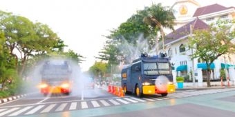 Polda Jatim Rutin Semprotkan Cairan Disinfektan di Sejumlah Jalan Protokol Kota Surabaya