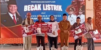 Presiden Prabowo Serahkan Becak Listrik untuk 100 Tukang Becak di Mojokerto