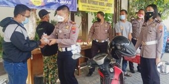 HUT ke-76 RI, Satlantas Polres Pasuruan Bagikan Bubur Kacang Ijo dan Hadiah bagi Wajib Pajak