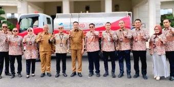 Bank Jatim Serahkan Truk Tangki CSR ke Perumda Tugu Tirta