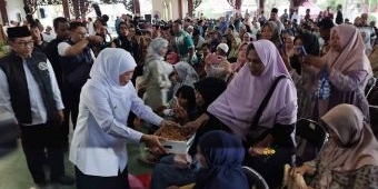 Ungkap Kebahagiaan saat Berhaji, Gubernur Khofifah Bagikan Kurma untuk Warga di Pamekasan