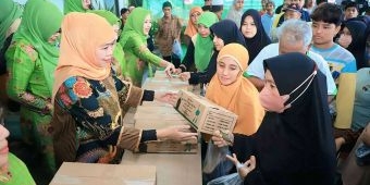 Khofifah dan Pimpinan Muslimat NU Bagikan 1.000 Paket Lebaran Keluarga Jusuf Kalla