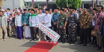 Lepas 541 CJH, Bupati Bangkalan Lantunkan Talbiyah Bersama Ratusan Pengantar Jemaah
