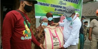 Bagikan Sembako Kepada Warga Terdampak Erupsi Gunung Semeru, JKSN Lumajang Sisipkan Edukasi 3 M