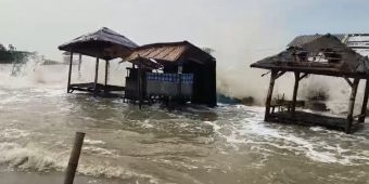 Banjir Rob Rusak Fasilitas Wisata Pantai Jumiang Pamekasan