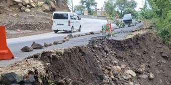 Jalur Alternatif Penghubung Ngawi-Magetan Longsor, Warga Diminta Waspada