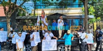 Puluhan Buruh Demo Tuntut Pesangon ke Kantor PT TIS Kediri