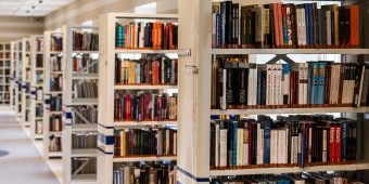Suka Baca Buku? Ini Tips Menata Rak Buku yang Estetik dan Terorganisir