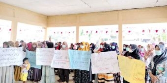 Gelar Demo, Ibu-Ibu di Desa Bator Dukung Keputusan Pemkab Bangkalan soal Pj Kades