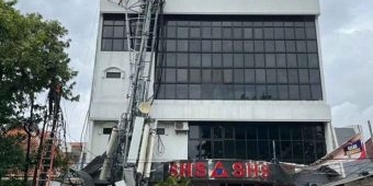 Tower di Surabaya Hotel School Ambruk, Lalu Lintas Dialihkan